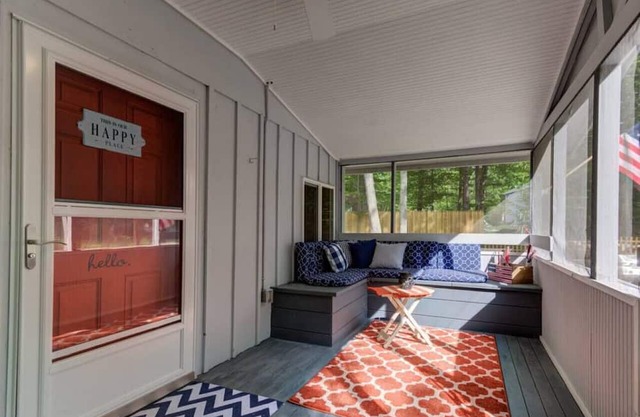 Rustic Pet Friendly Cottage w/Private Beach Access