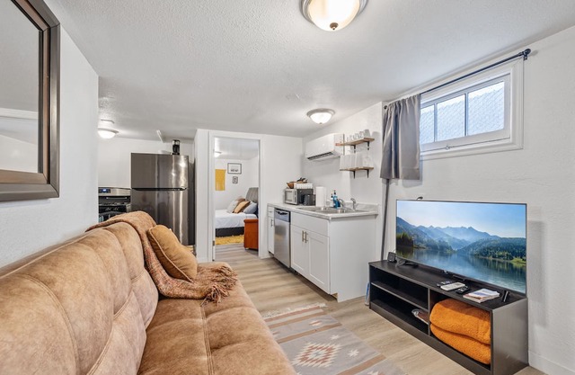 Hot Tub Haven+Pet+Laundry+ .4 to USU Eastern