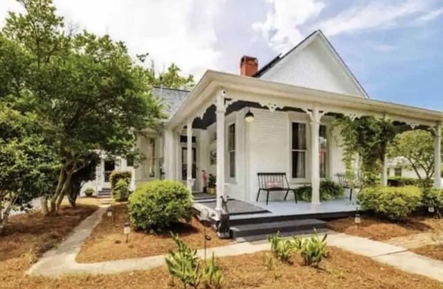 Minutes from historic downtown and Lake Defuniak! Pet friendly 🐶