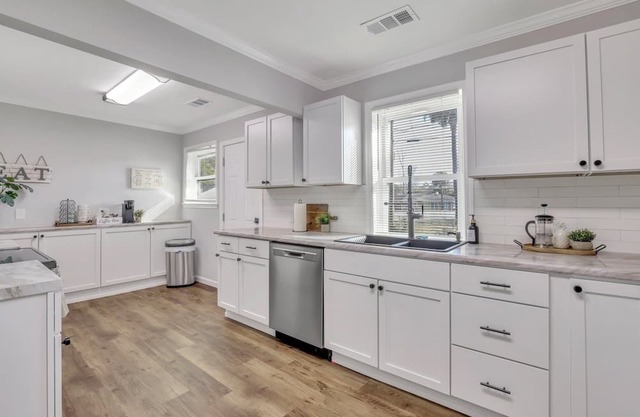 6 mi. to DT Savannah - River Street - Forsyth Park