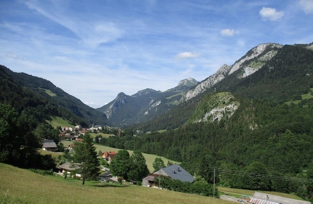 Apartment 'T2 Le Refuge Avec Terrasse' with Mountain View, Private Terrace and Private Garden