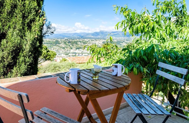 Cottage 'Le Petit Mas Niçois' with Sea View, Private Pool and Wi-Fi