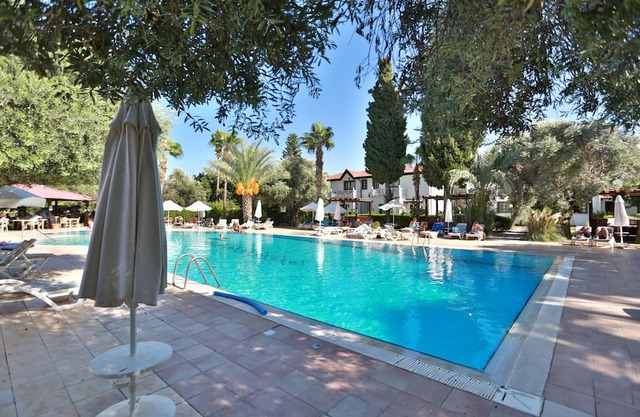 Villa w Pool, Garden and Patio by Beach in Kyrenia