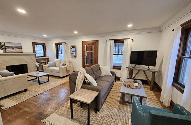 Cozy charm in peaceful Waterbury. 5 minutes from downtown Des Moines and Drake