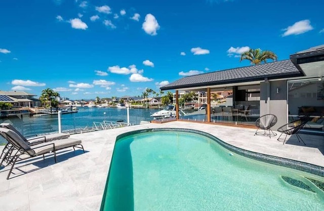 Waterfront Resort-Style Retreat - Runaway Bay