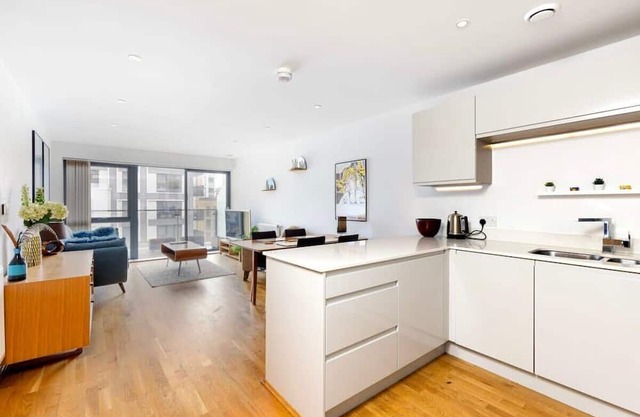 Modern and Cozy 2BR London Flat