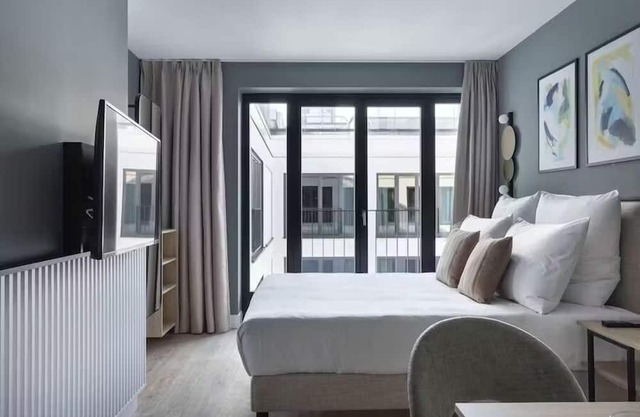 Chic City Vibes: Minutes to Potsdamer Platz and Alexanderplatz. Parking!
