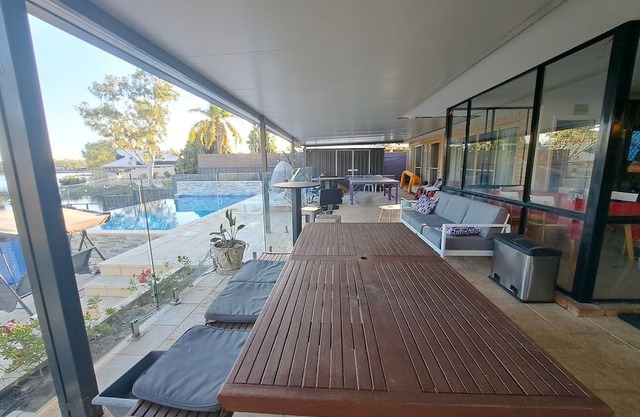 Paradise on the Lakes - Queen Bedroom