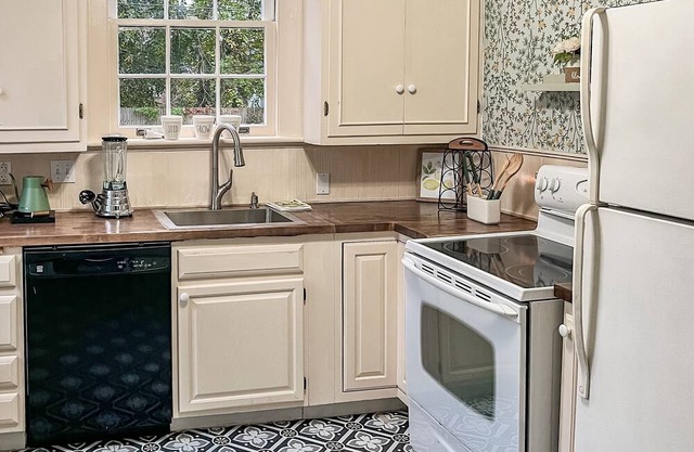 Historic cottage with stove fireplace near hospital, casino, and party venue.