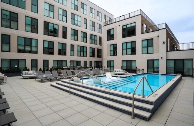 Fully Furnished 1 Bedroom Modern Apt W/Pool, Gym