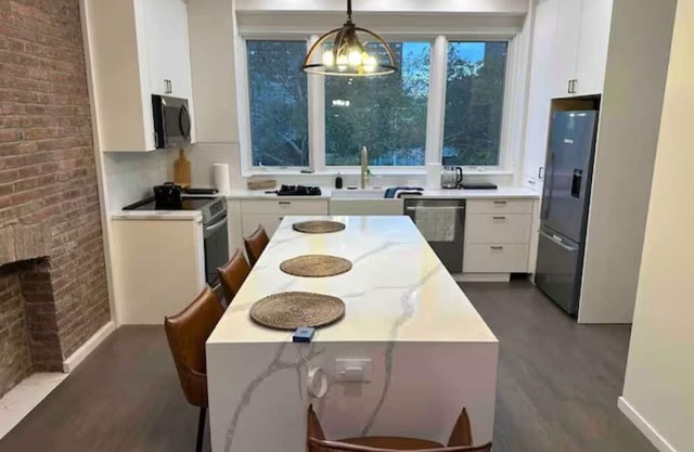 Triplex 4BR 3BATH Designer Luxury and Gorgeous NEW Townhouse Pvt Outdoor