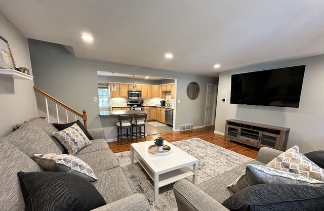 Home away from Home in Saratoga! Private fenced in back yard and Dog Friendly!