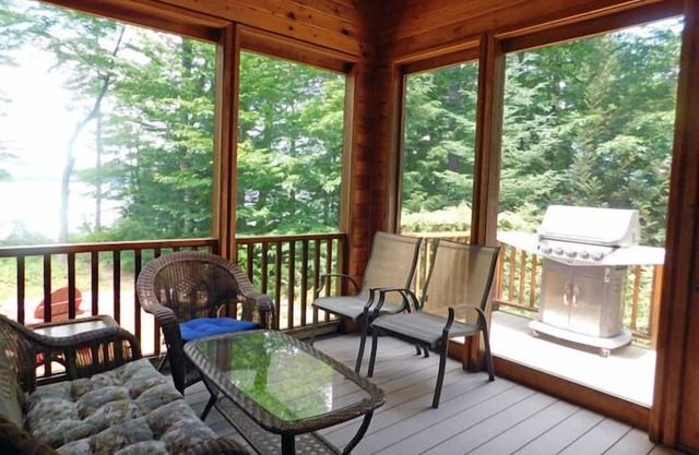 Light and bright 1-bedroom home on Raymond Pond. Pet-friendly!