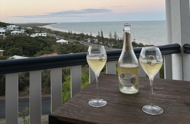 Yeppoon beachside oasis with epic island views, gorgeous breezy deck & air con