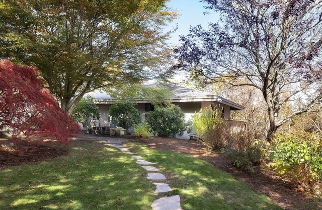 Truro woodsy haven, central A/C, minutes to bay & ocean beaches, many amenities!