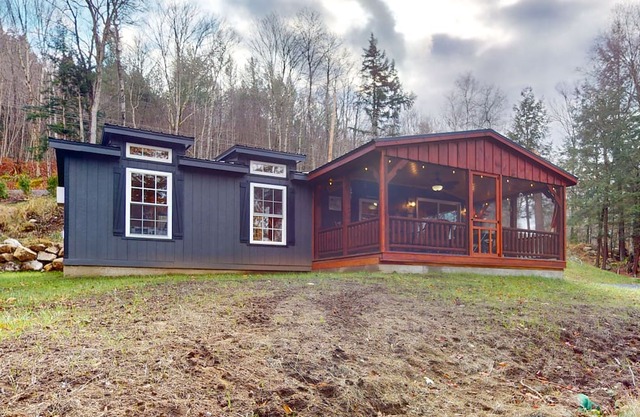 Tree-lined lakefront cottage close to marina with partial AC - dog-friendly