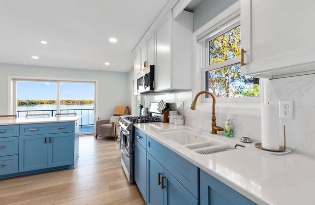 Lakefront Retreat w/ Hot Tub