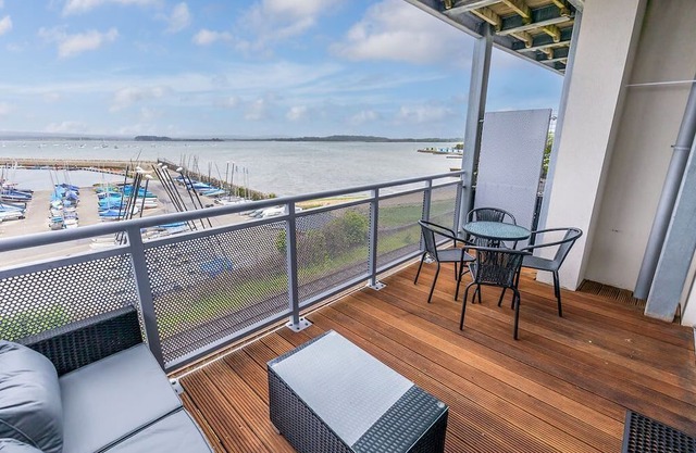 Ocean Breeze - Harbour Views from Private Balcony