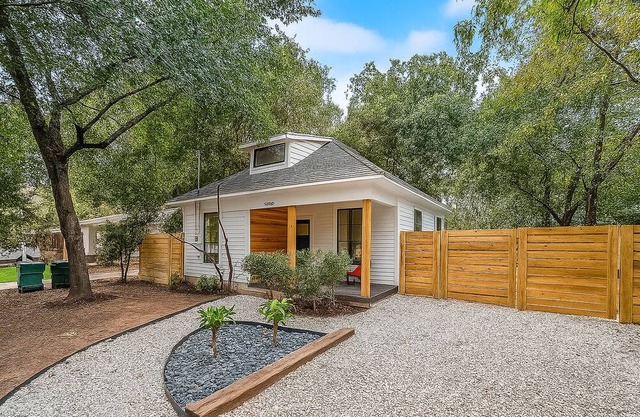 La Casita - Cozy Modern Retreat near Downtown Denton TX - Stylish Comfort