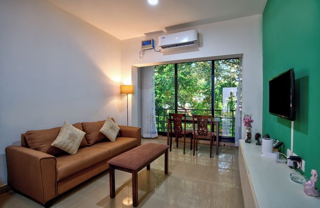 Relaxing 1BHK at Vagator, French windows