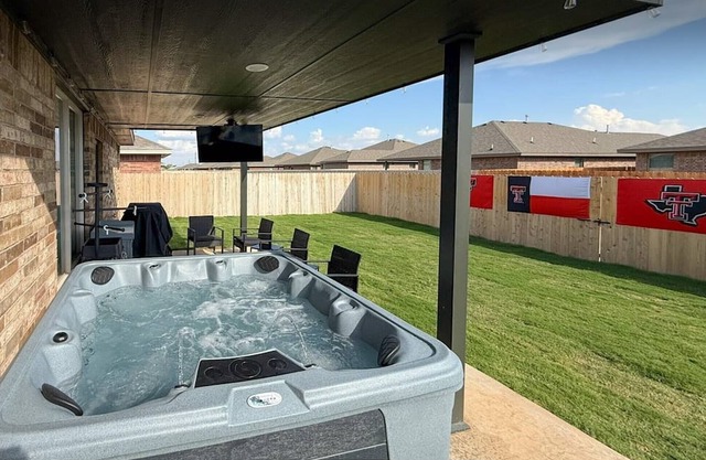 Raider Resort ~ Hot Tub, Arcade, and Luxury for 14 Guests in Red Raider Land