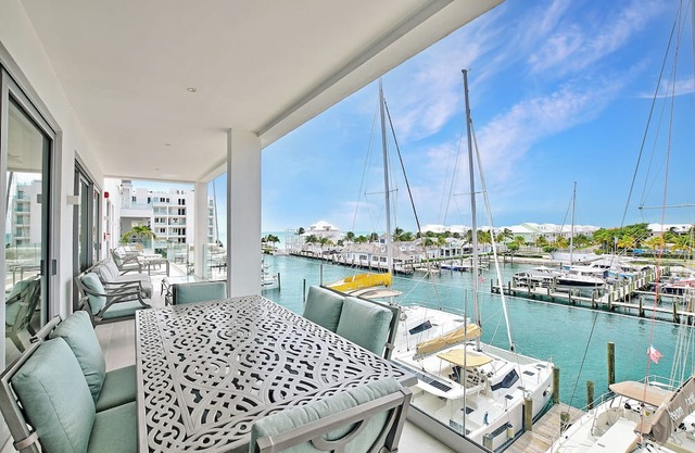 Harbor Hummingbird Haven - 3-bedroom condo with marina views