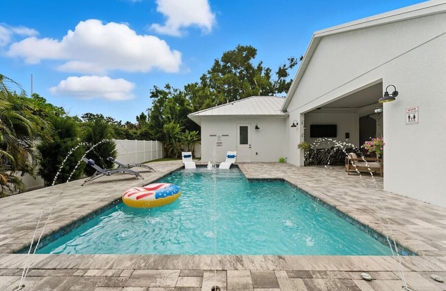 Luxury 4BR | Pool, Gym, Fireplace & Outdoor Dining