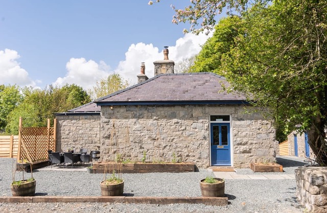The Gardener's Bothy - sleeps 7 guests in 3 bedrooms