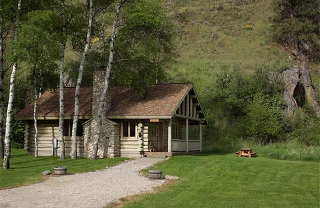 Relaxing Glamping Vacation: Fantastic Log Cabin with a Hot Tub in Darby, MT