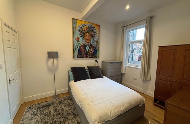 R1 - Ensuite Double Room near Liverpool