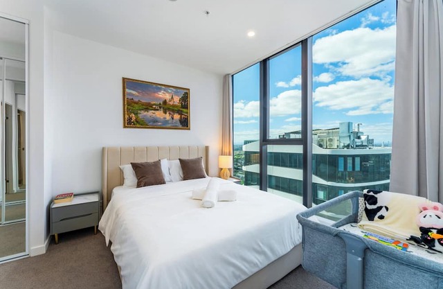 Spacious 4BR Penthouse in BoxHill Free Parking X2