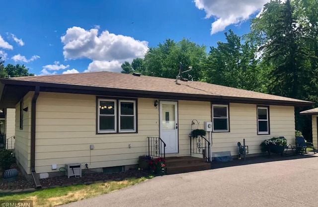 Charming house near hospital/ymca with wireless internet & firepit in St. Cloud.