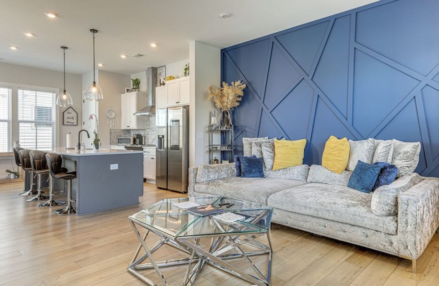 2 Mi to Zoo Atlanta: Modern Townhome w/Balcony