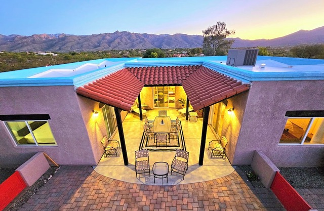 Tranquil Hilltop Retreat with Stunning Desert Views