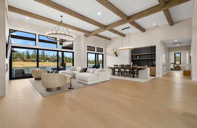 Palla Lane on private Lake Tanager, hot tub, pet free, water skiing, paddle boarding