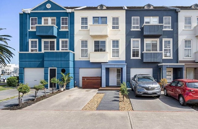 Sophisticated Waterfront Haven Views & Parking