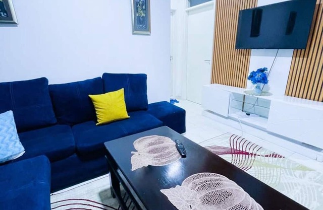 Classy 2 bedroom by Miss Omuts