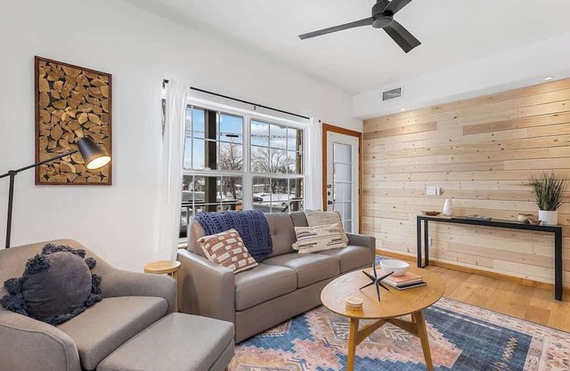 Downtown Flag | Immaculate Design | Pet-Friendly!