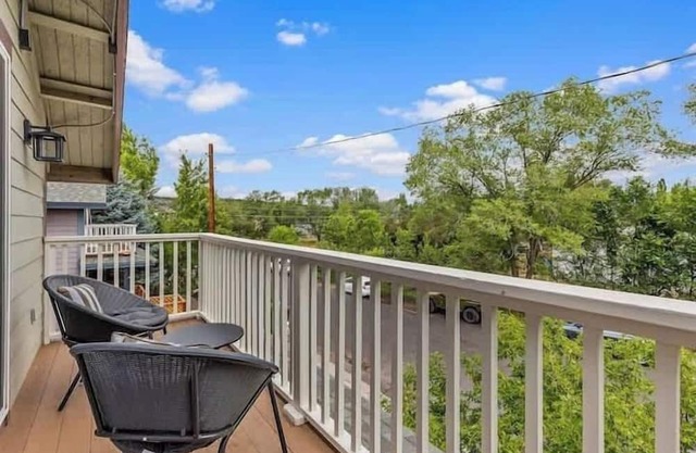 NAU/DT | Elevated 2 bdrm | Sleeps 6 | Dog Friendly