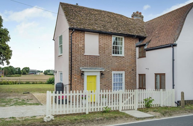 Pretty cottage with lovely views over open countryside close to the coast.
