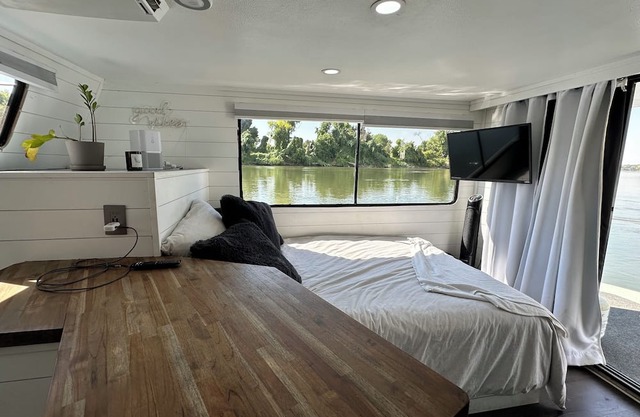 “Cozy Docked Houseboat Stay – Minutes from Golden 1 & Aftershock”