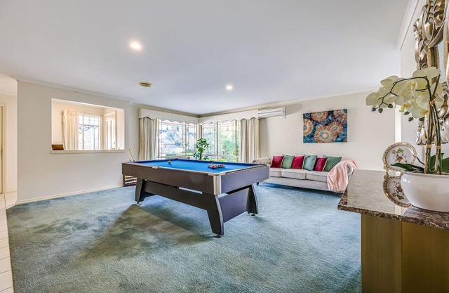 StayAU Family Retreat w/Pool Table in Cranbourne