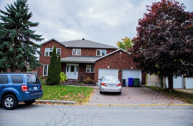 Spacious 5-bedroom villa with AC and fitness room in enjoyable Gatineau