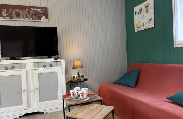 Cottage De Fontariol with Covered Pool in Auvergne