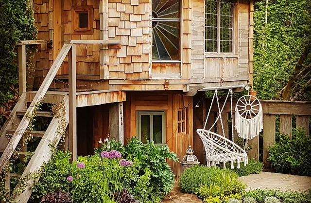 Rural Surrey Cottage and TV award winning 'Shed of the year' Mushroom house!