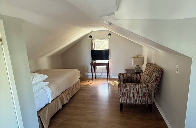Elizabeth Ave Apartments - Loft Apartment