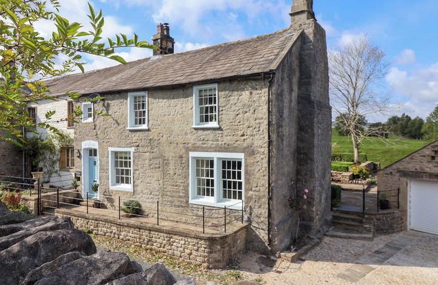 ELLIS HOUSE, family friendly, character holiday cottage in Airton