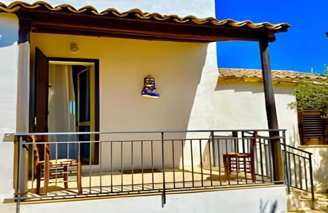 Room 'Limoni' with Private Entrance and Balcony, Wi-Fi and Air Conditioning