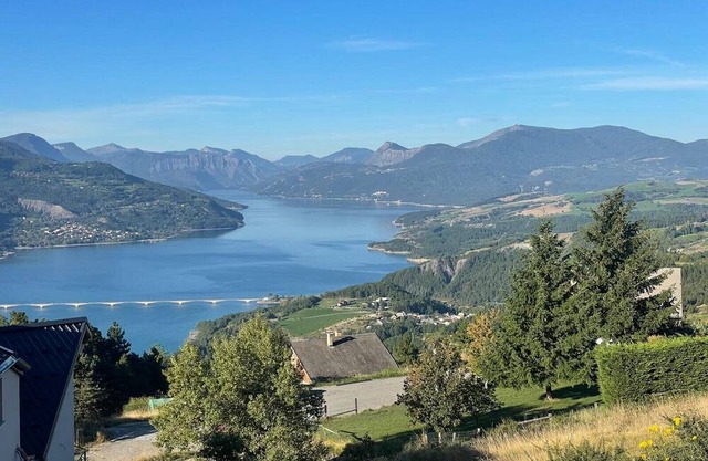 Spacious house with stunning views, Puy-Sanières