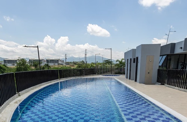 Endless Hot Water A/C Long-Term Stay Pool, FREE Breakfast/BBQ By Airport